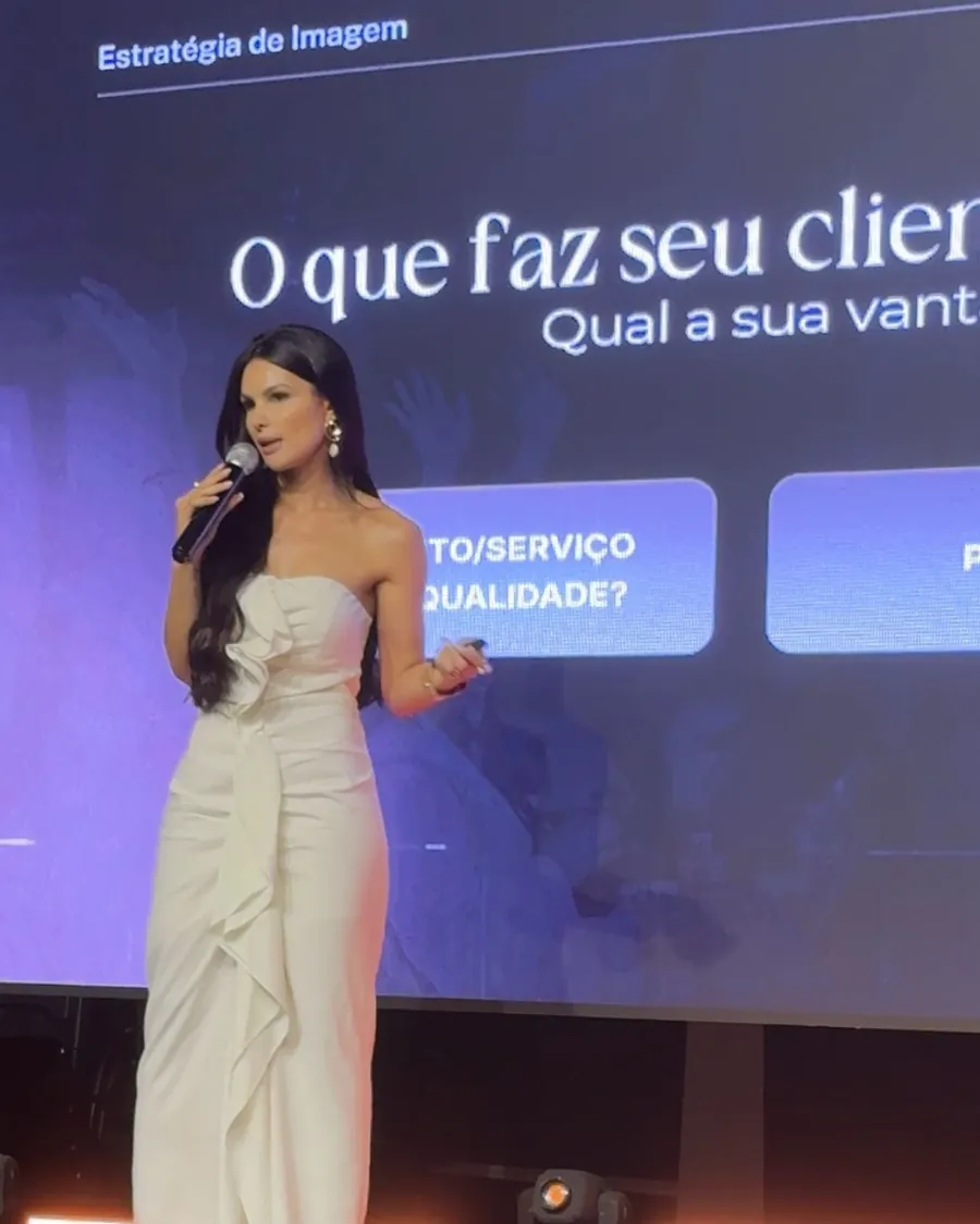Katlin Aguiar, fundadora da Elevah, em palestra sobre estratégia